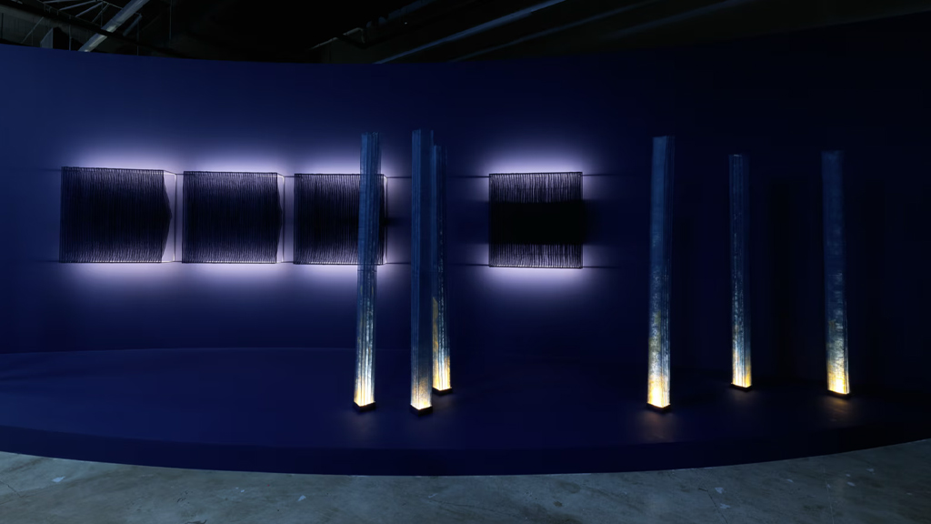 Exposición de arte textil con piezas históricas y contemporáneas que exploran la conexión entre tradición y modernidad