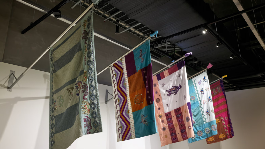 Espacio museográfico de la serie Entangled & Woven que muestra obras de arte textil apoyadas por Hyundai Motor