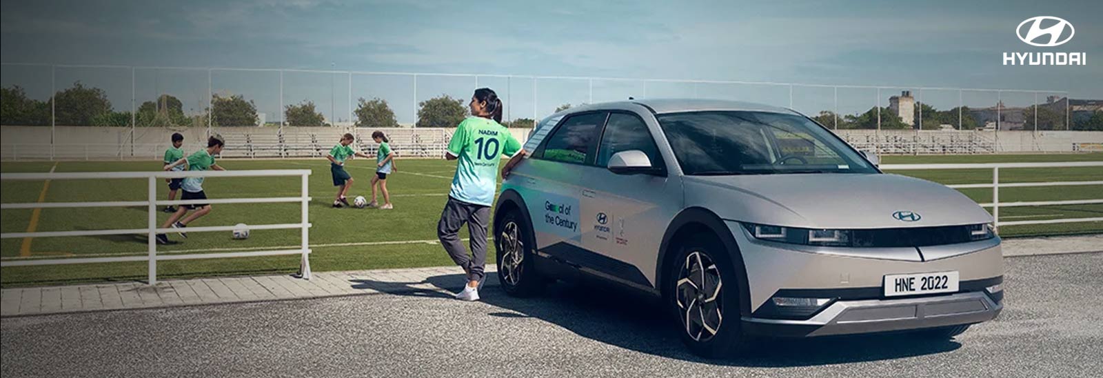 Nadia Nadim recargada en un IONIQ para campaña Goal of the Century