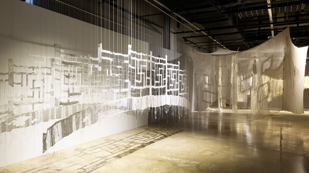 Vista general de sala con instalaciones y tejidos contemporáneos curados por Hyundai Motor en la Bienal de Cheongju 2025