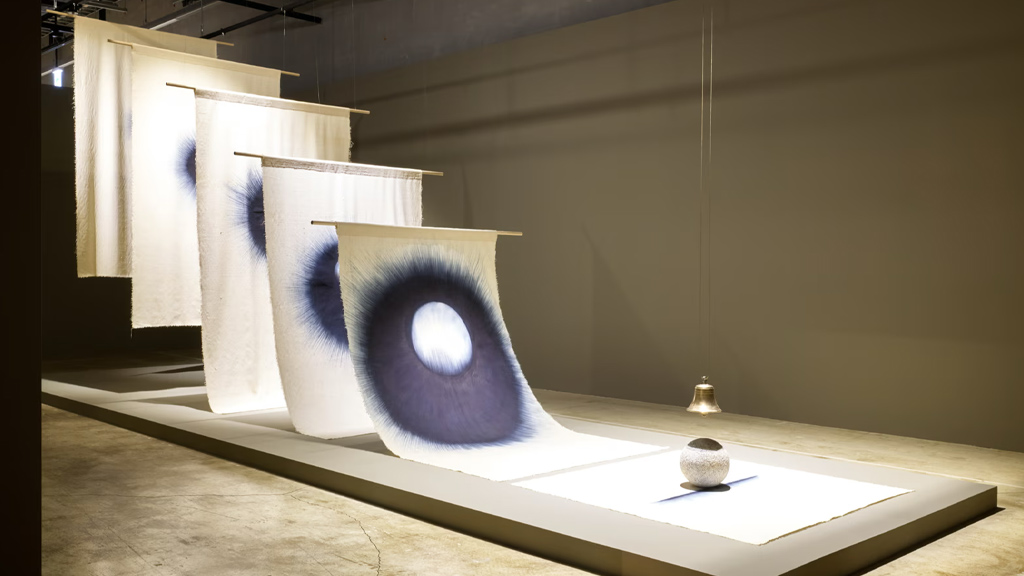 Obras textiles creadas por artistas de Corea e India en la exhibición Hyundai Translocal Series: Entangled & Woven