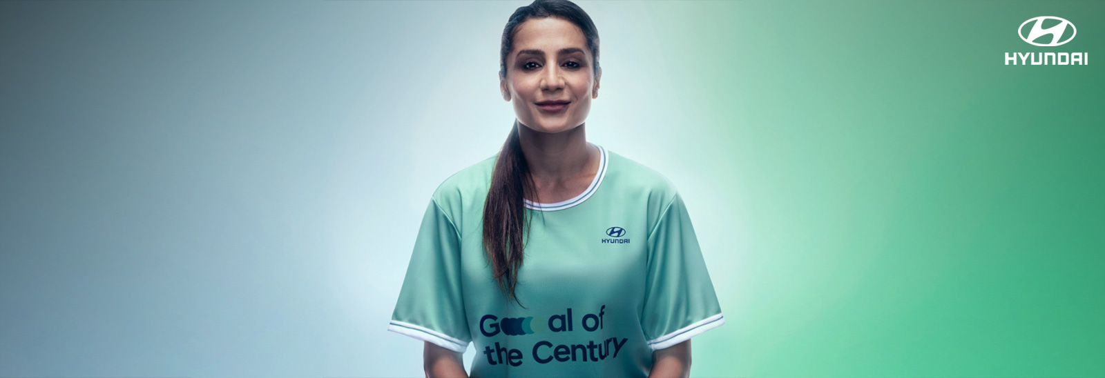 Nadia Nadim vistiendo playera de Team of the Century