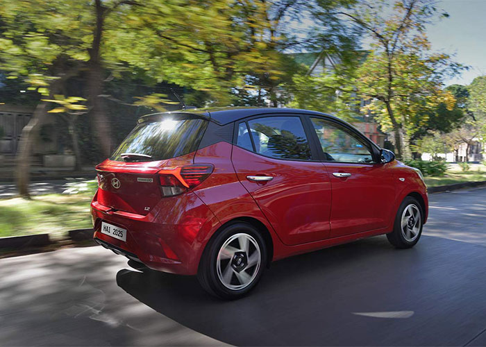 Vista posterior de Grand i10 Hatchback 2025 rojo