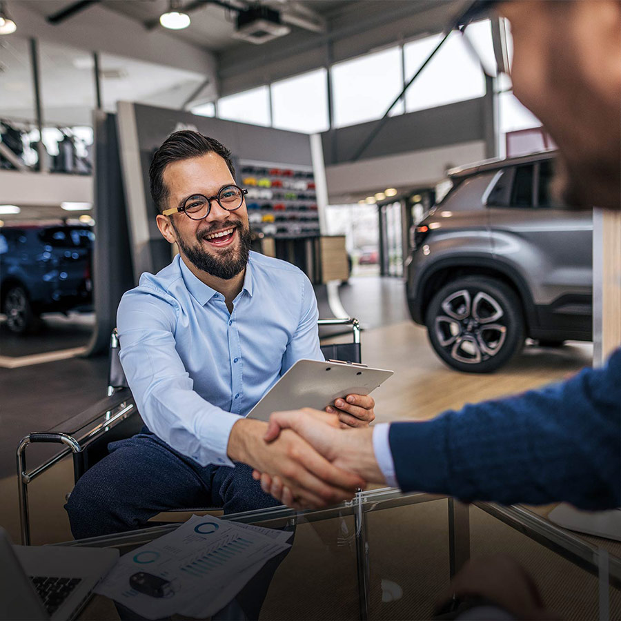 myHyundaiCare joven con asesor de Hyundai