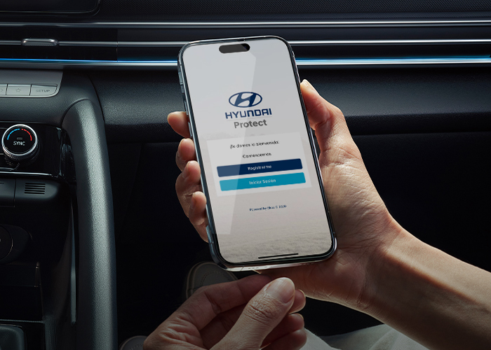 Teléfono móvil mostrando pantalla con Hyundai Protect