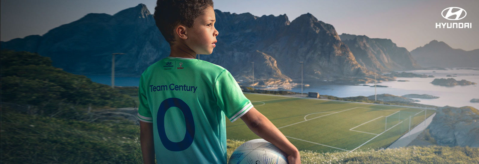 Niño con balón en mano vistiendo playera de Goal of the Century