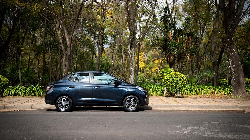 Hyundai Grand i10 estacionado junto a un parque