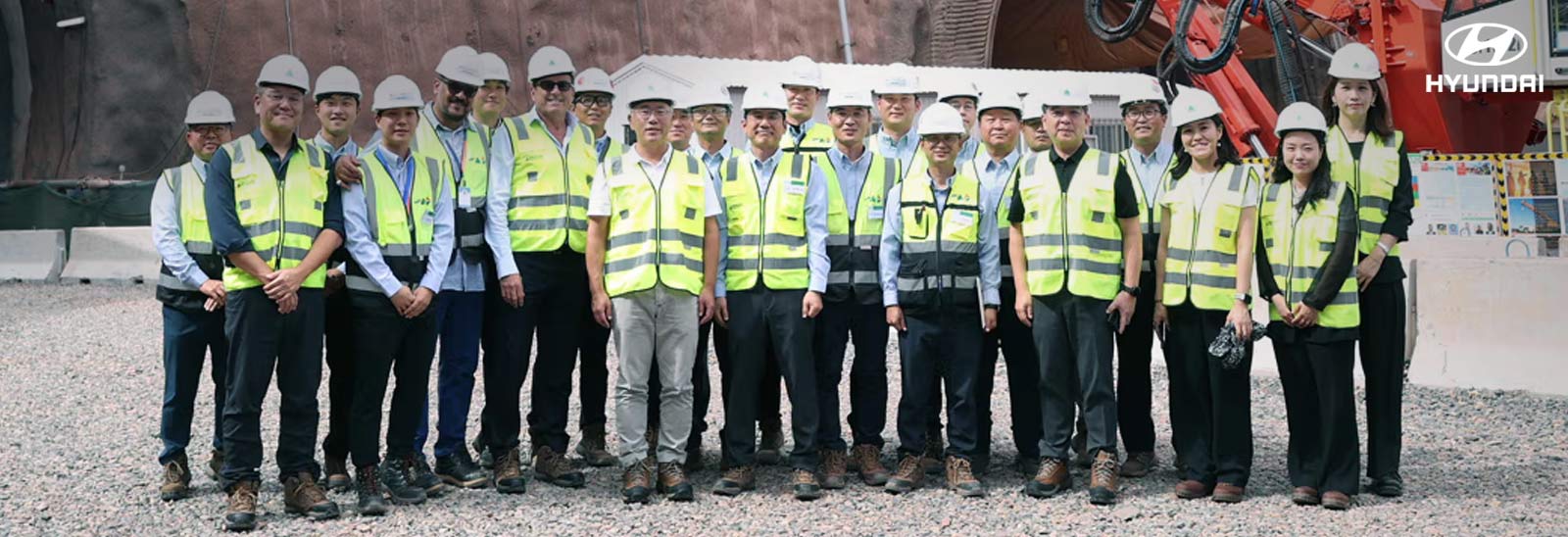 Trabajadores en obras para Hyundai Motor Group en línea para fotografía