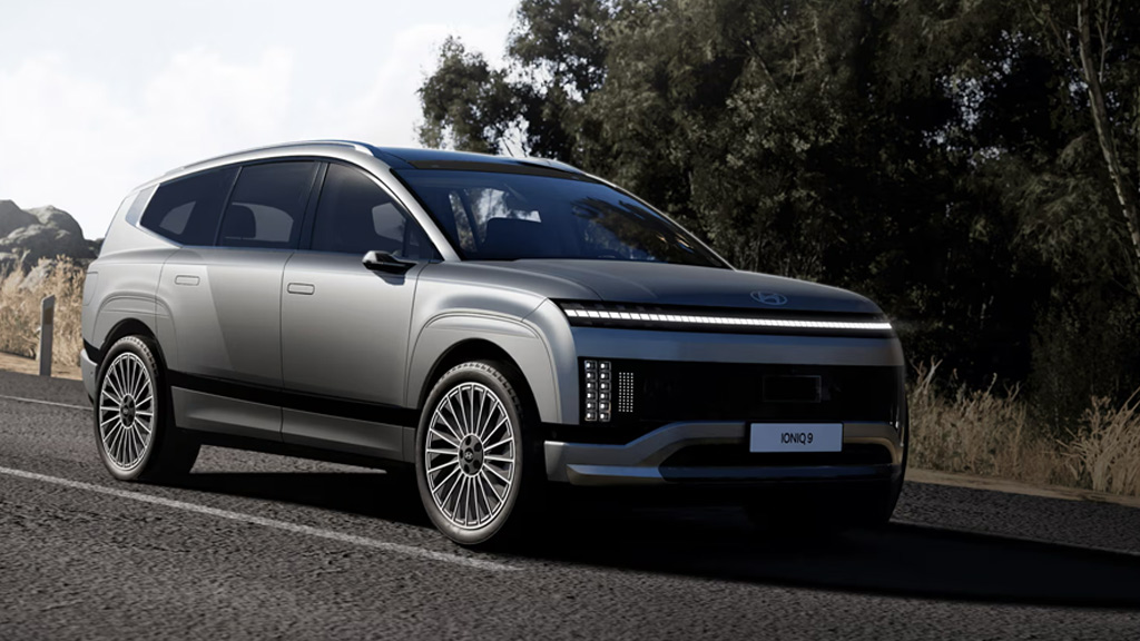 Estación de carga automática Hyundai para vehículos eléctricos, mostrando tecnología de recarga inteligente