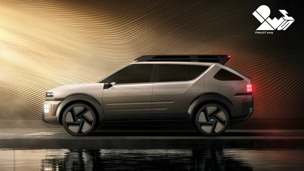 Vista lateral del Hyundai IONIQ 6 N en ambiente urbano iluminado, destacando su silueta aerodinámica