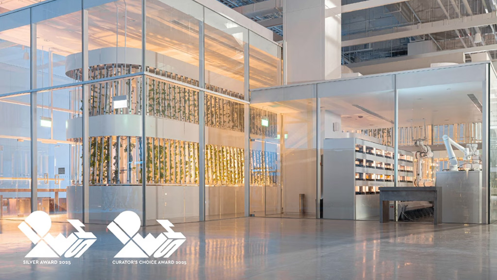 Espacio interior de exhibición Hyundai con arquitectura moderna y luminosa, reflejando innovación y sostenibilidad