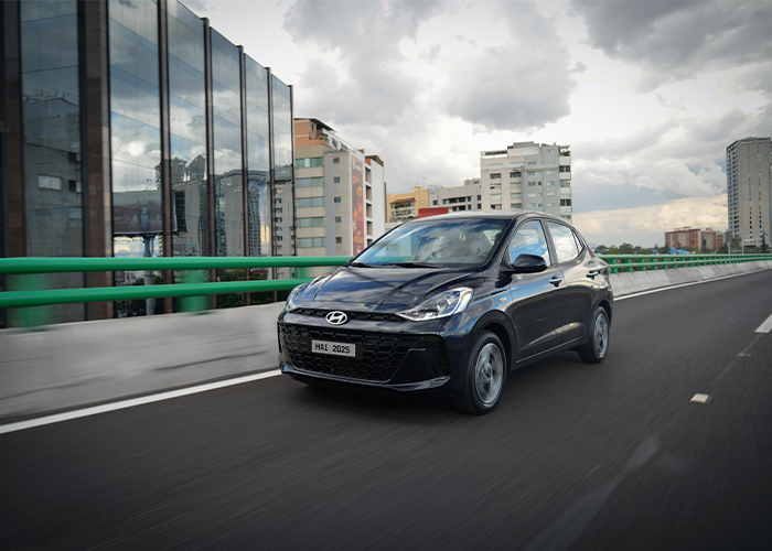 Hyundai Grand i10 Sedán color azul circulando por el segundo piso de periférico