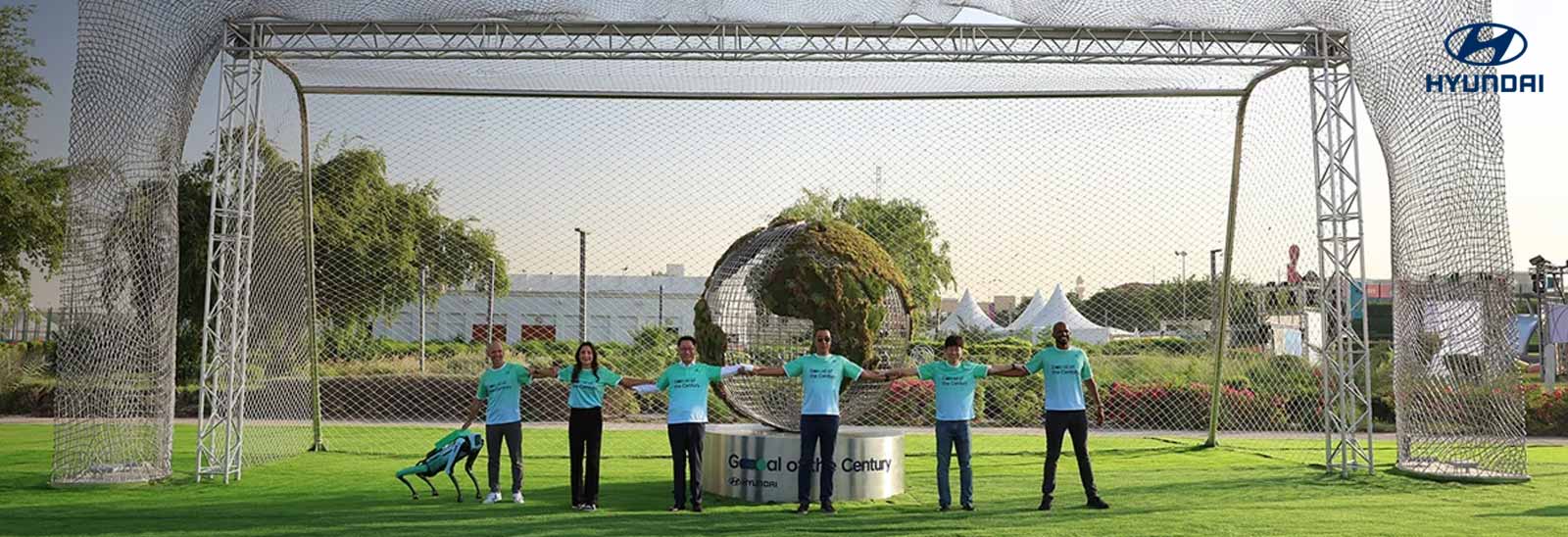 Personas inaugurando Museo de la FIFA