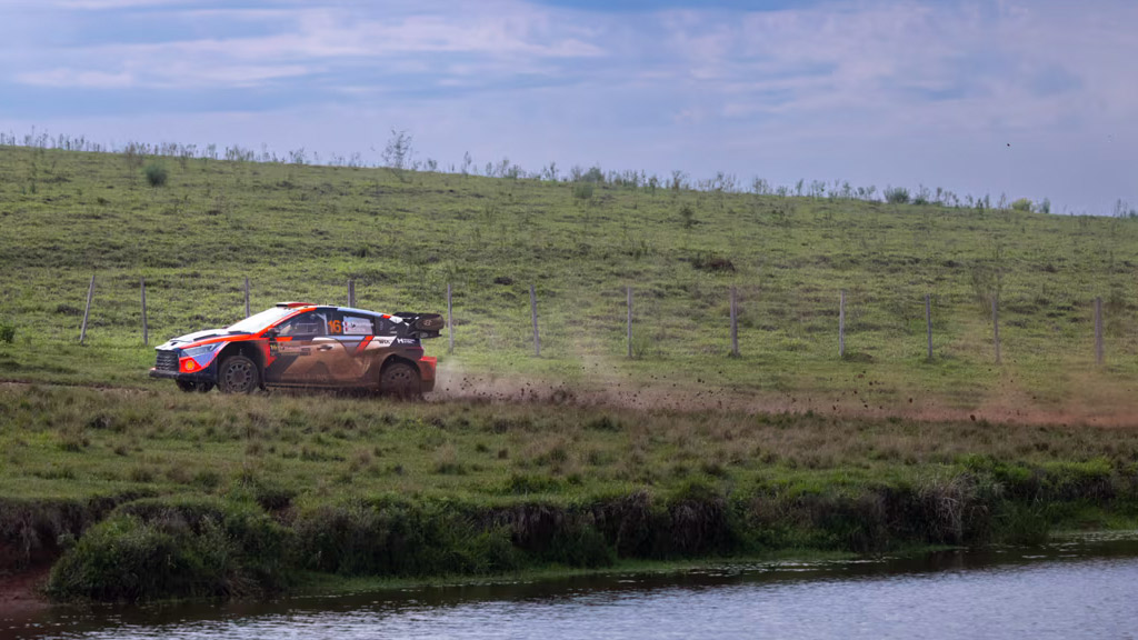 Thierry Neuville y Martijn Wydaeghe celebran podio con Hyundai Motorsport en el Rally de Paraguay 2025 del campeonato mundial de rallies.