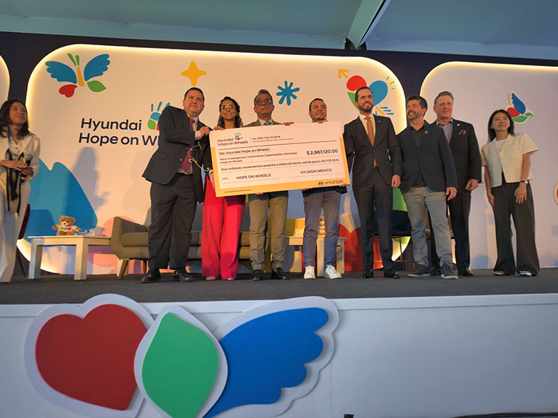 Entrega de donación Hyundai Motor México Hope On Wheels