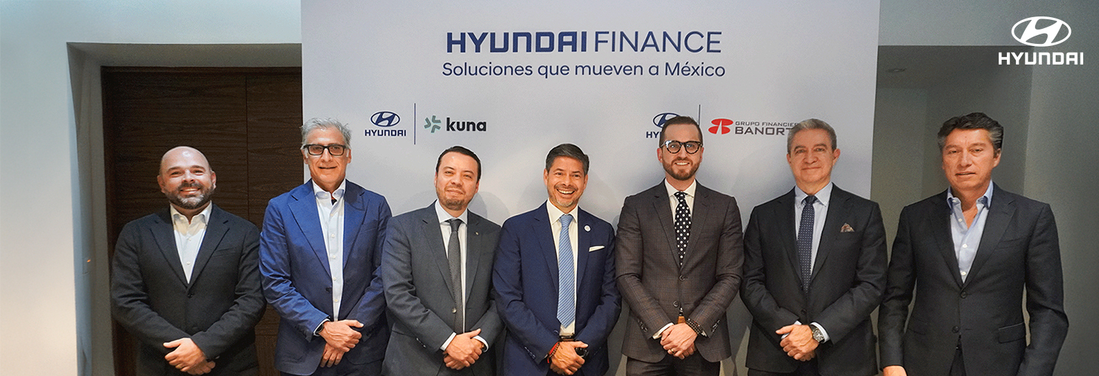 Directivos de Banorte y Hyundai, incluyendo a Edgar Carranza, celebrando la nueva alianza financiera